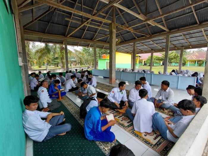 Usai Salat Zuhur Berjamaah, Murid MAN 3 Batang Hari Semarakkan  Ramadhan dengan Tadarrus