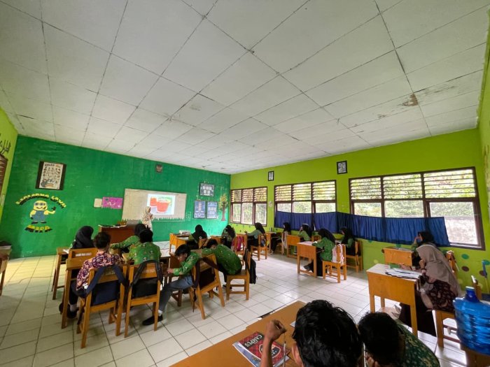 Waka Akademik MAN 3 Batang Hari Laksanakan Supervisi Guru Bahasa Inggris di Kelas XA