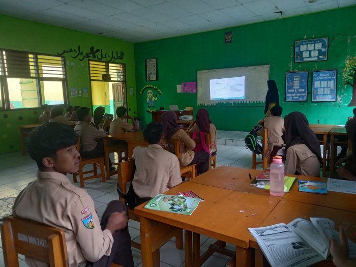 Waka Akademik Supervisi Guru Biologi Bahas Materi Karakteristik Virus di MAN 3 Batang Hari