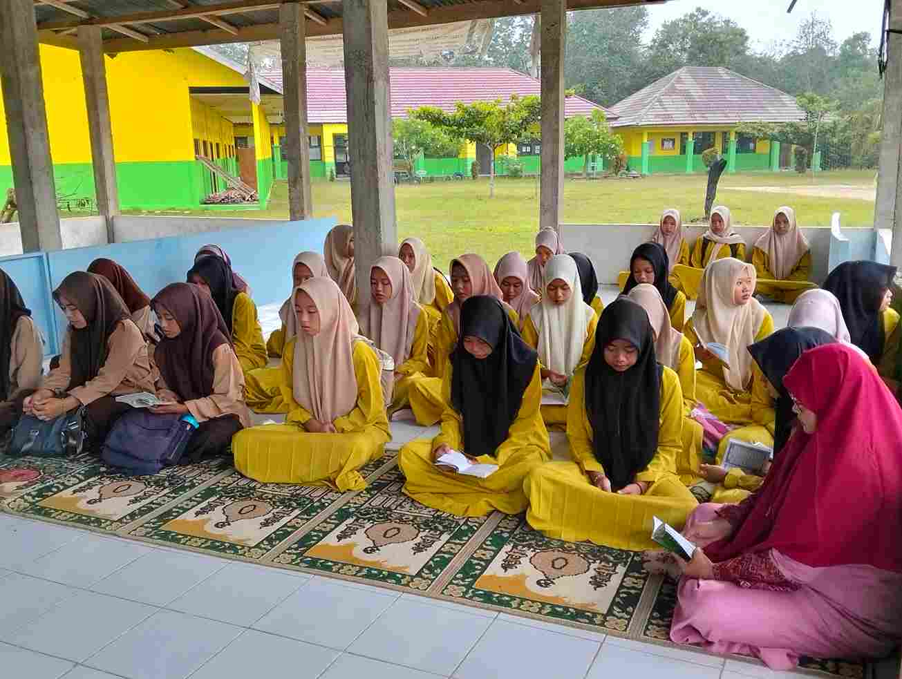 Jumat Berkah, Tumbuhkan Karakter Religius Peserta Didik Melalui Yasinan Jumat Berkah, Tumbuhkan Karakter Religius Peserta Didik Melalui Yasinan