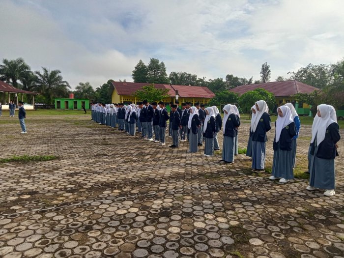 MAN 3 Batang Hari Gelar Upacara Rutin, Tekankan Motivasi Belajar dan Kedisiplinan MAN 3 Batang Hari Gelar Upacara Rutin, Tekankan Motivasi Belajar dan Kedisiplinan