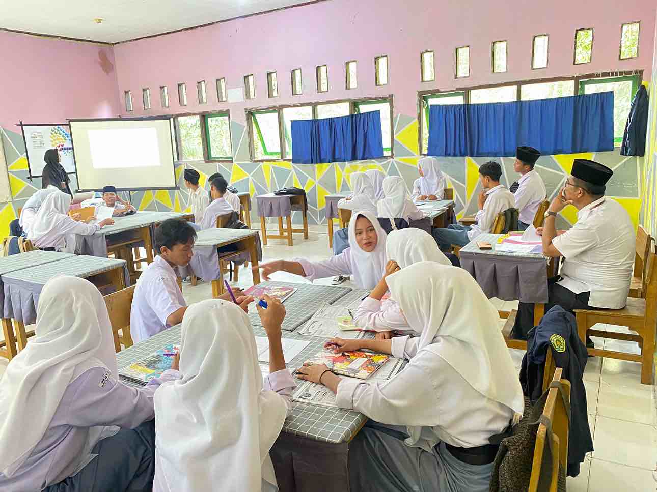 Kamad Laksanakan Supervisi Pembelajaran pada Guru Matematika Kamad Laksanakan Supervisi Pembelajaran pada Guru Matematika