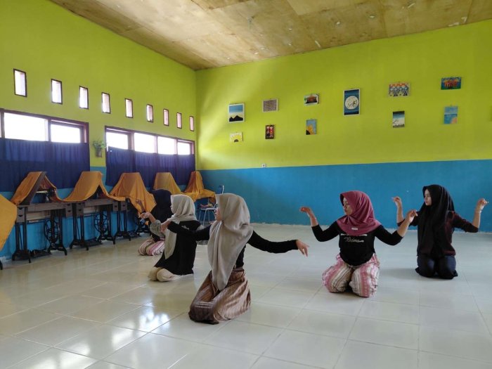 Sanggar Tari Az-Zukhruf MAN 3 Batang Hari Berlatih Intensif, Siap Tampilkan Persembahan Terbaik untuk Bupati dan Danrem Sanggar Tari Az-Zukhruf MAN 3 Batang Hari Berlatih Intensif, Siap Tampilkan Persembahan Terbaik untuk Bupati dan Danrem