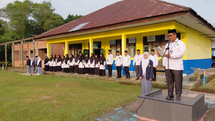 MAN 3 Batang Hari Laksanakan Upacara Rutin Hari Senin, Kepala Madrasah Ajak Warga Madrasah Menjaga Lingkungan