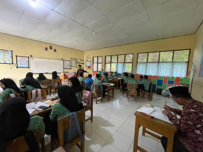 Kepala MAN 3 Batang Hari Lakukan Supervisi Guru Mapel Bahasa Indonesia Bahas Materi Ide Kewirausahaan