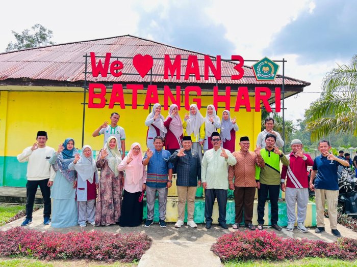 MAN 3 Batang Hari Dinilai Tim MADRASAH Asri MAN 3 Batang Hari Dinilai Tim MADRASAH Asri