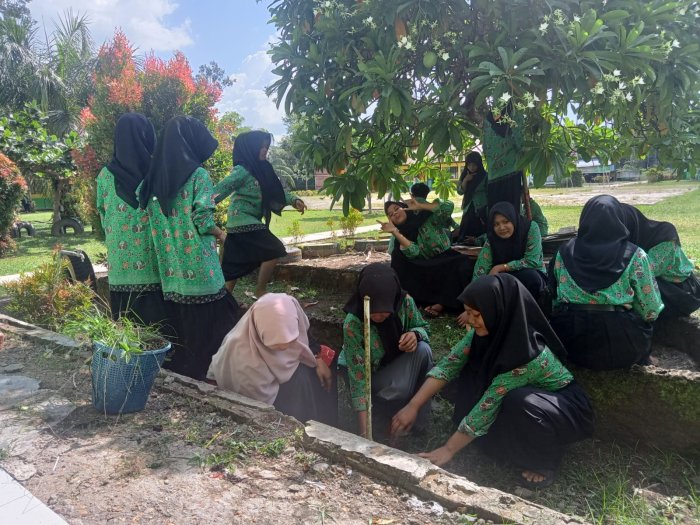 Siswa XI.A MAN 3 Batang Hari Bersama Ibu Siska Felani S.pd Gelorakan Semangat Peduli Lingkungan