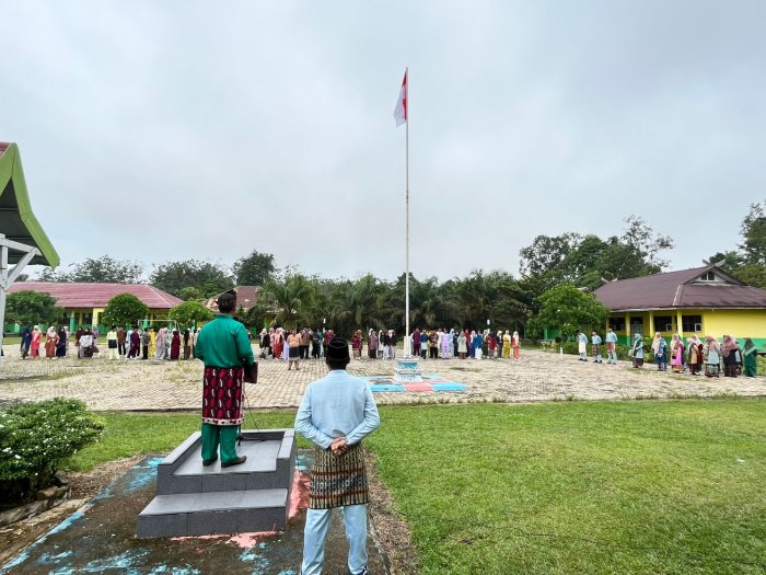 Wujud Penghormatan Kepada Pendidik, MAN 3 Batang Hari Gelar Upacara Bendera Hari Guru Nasional 2025