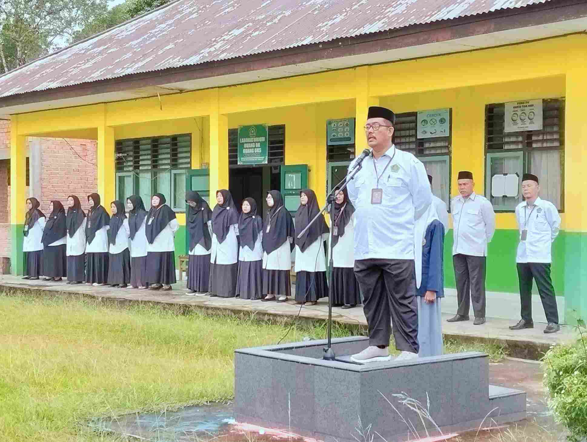 Pembina Upacara : Pentingnya Terapkan Kurikulum Cinta dalam Pendidikan Pembina Upacara : Pentingnya Terapkan Kurikulum Cinta dalam Pendidikan