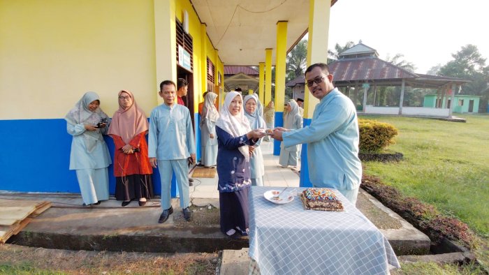 Hangat dan Penuh Kekeluargaan di perayaan HUT ke-55 Kepala Madrasah Hangat dan Penuh Kekeluargaan di perayaan HUT ke-55 Kepala Madrasah