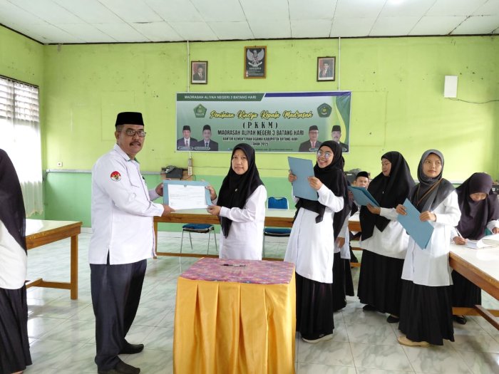 Perkuat Komitmen dan Integritas, Kepala MAN 3 Batang Hari Pimpin Penandatangan Pakta Integritas