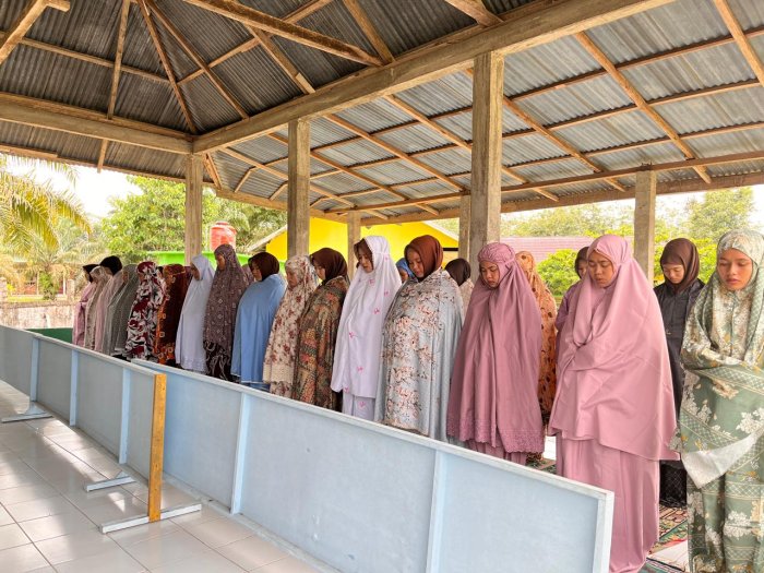 Sholat Dzuhur dan Ashar Berjamaah di MAN 3 Batang Hari sebagai Sarana Peningkatan Disiplin Diri