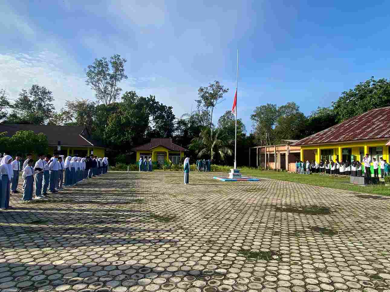 Wujud Penghormatan pada Pahlawan Revolusi, MAN 3 Batang Hari Kibarkan Bendera Setengah Tiang