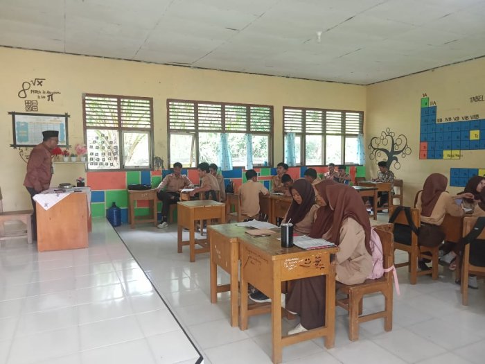 Waka Kesiswaan Supervisi Guru Akidah Akhlak Bahas Materi Etika Bergaul dalam Islam